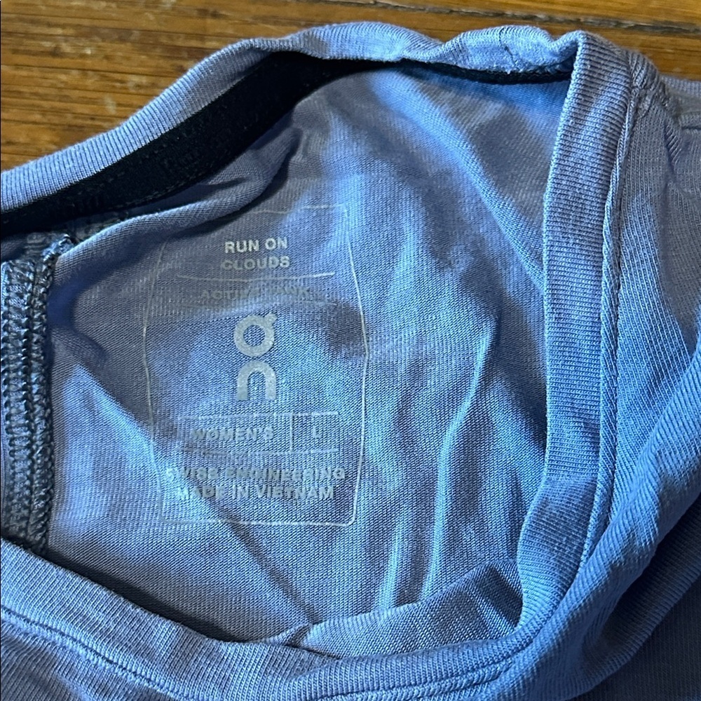 On Running Women’s Blue Active Tank Top, Open Back, Large - Picture 2 of 4